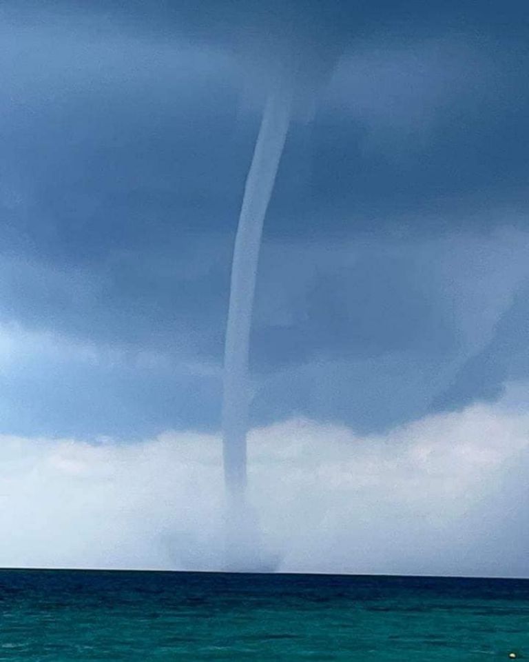 Las trombas marinas son columnas de aire que descienden sobre el agua; son comunes en costas campechanas. Las trombas marinas son columnas de aire que descienden sobre el agua; son comunes en costas campechanas.