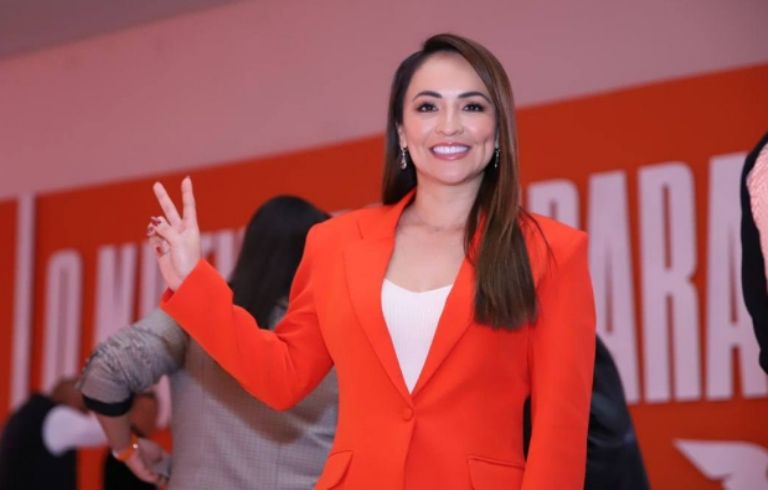 Para Oaxaca, Biby Rabelo entregó 9 millones 720 mil 753.34 pesos para vialidades Para Oaxaca, Biby Rabelo entregó 9 millones 720 mil 753.34 pesos para vialidades