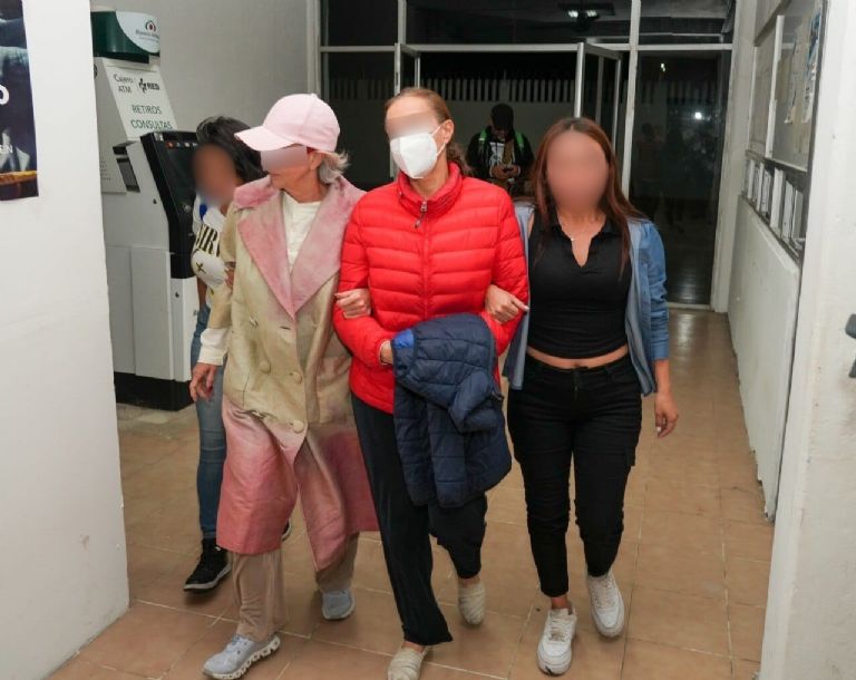 No obstante asegurar que las dos sospechosas estaban encerradas, ambas siguen libres No obstante asegurar que las dos sospechosas estaban encerradas, ambas siguen libres